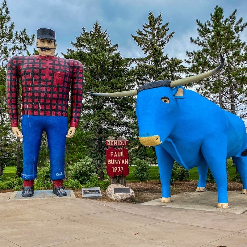 Paul Bunyan and Babe the Blue Ox statues