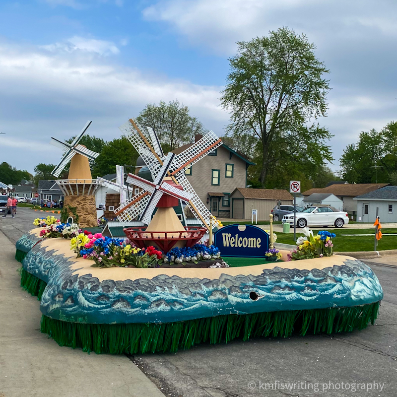 Pella Iowa Tulip Time flower festival parade float